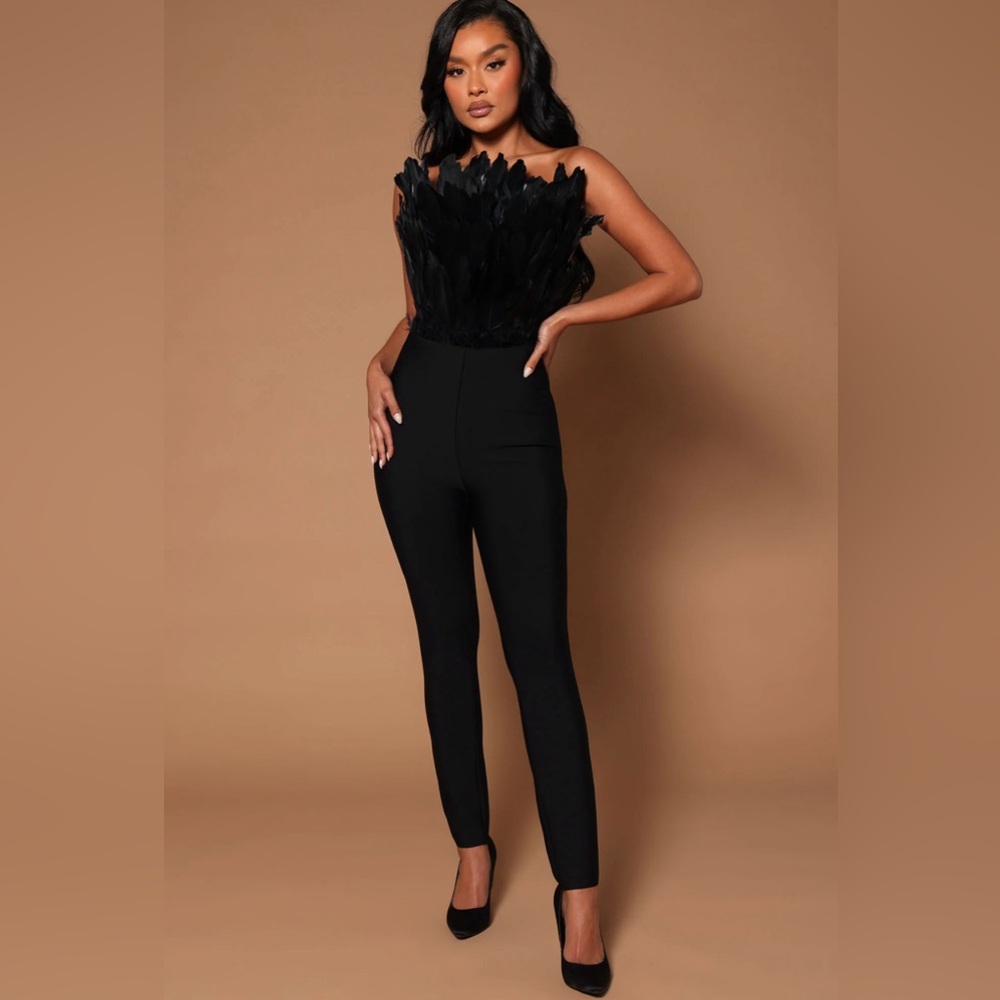Strapless feather jumpsuit. Size XL super stretchy and snatches! 🖤❤️‍🔥